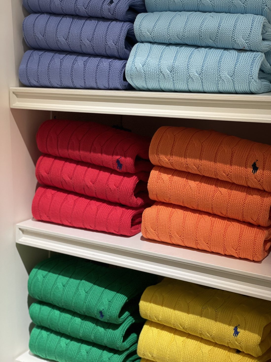 Bunte Strickpullover gestapelt im Geschäft