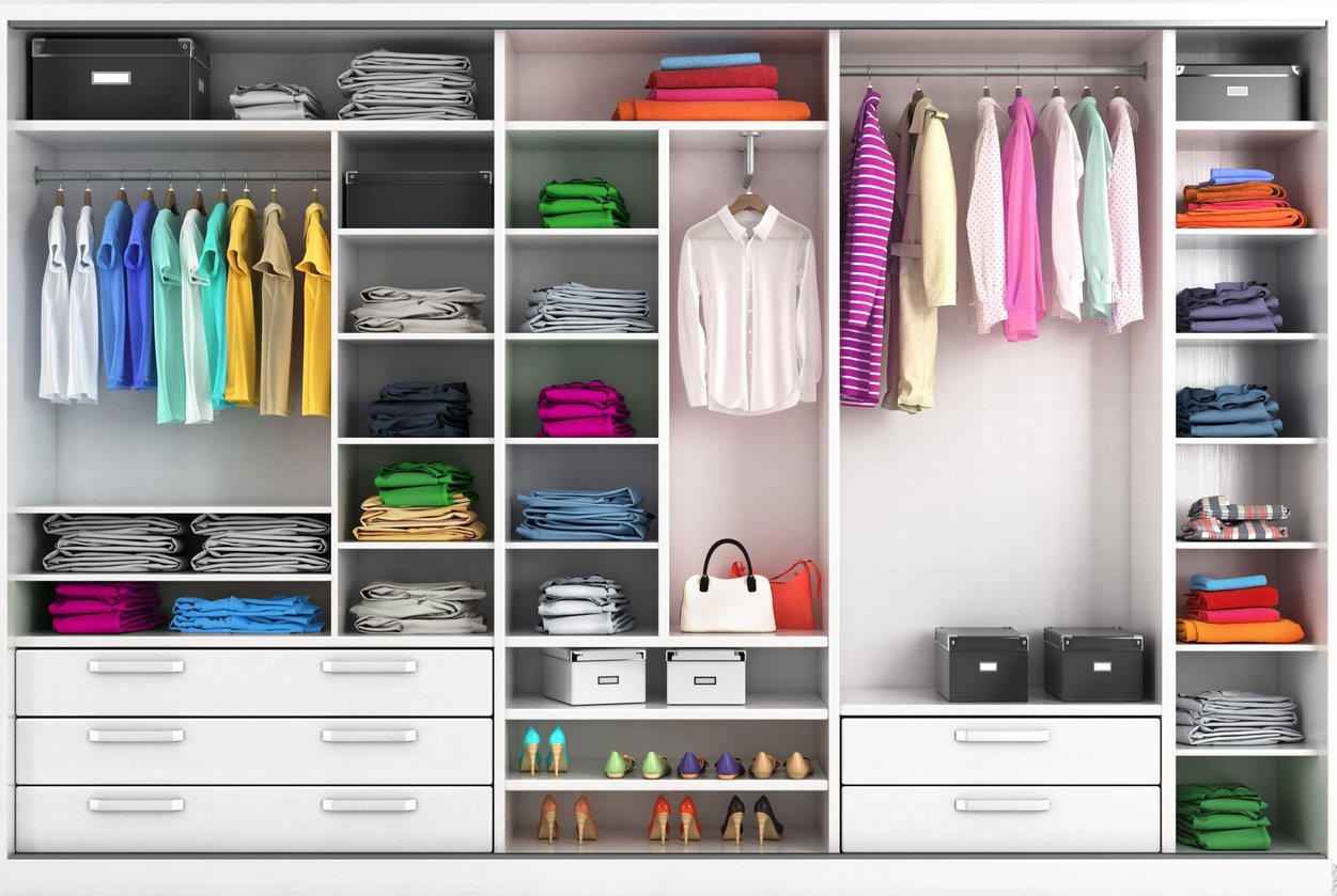 Aufgeräumter Kleiderschrank mit farblich sortierter Kleidung